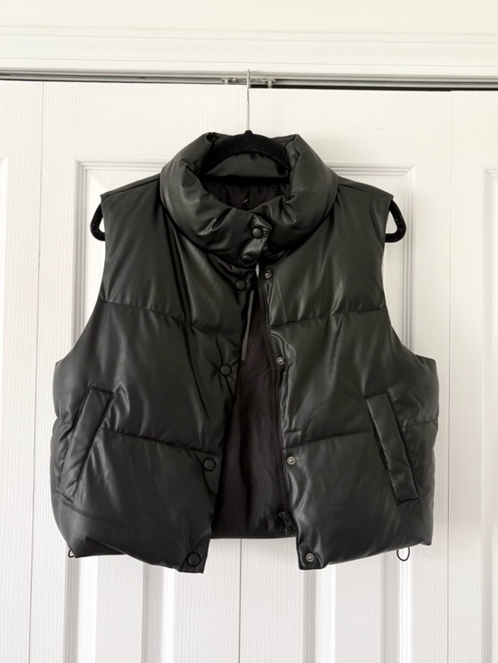 Love Tree Jackets & Blazers - NWT Love Tree Cropped Black Leather Puffer Vest